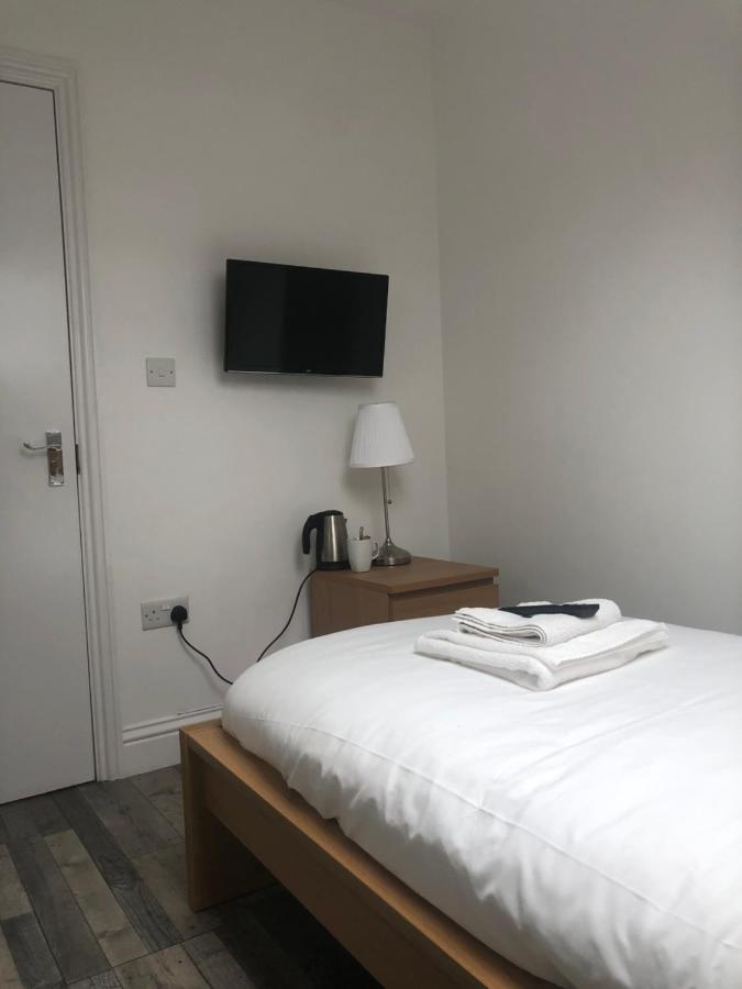 The Broadway Hotel - London Heathrow Southall Extérieur photo
