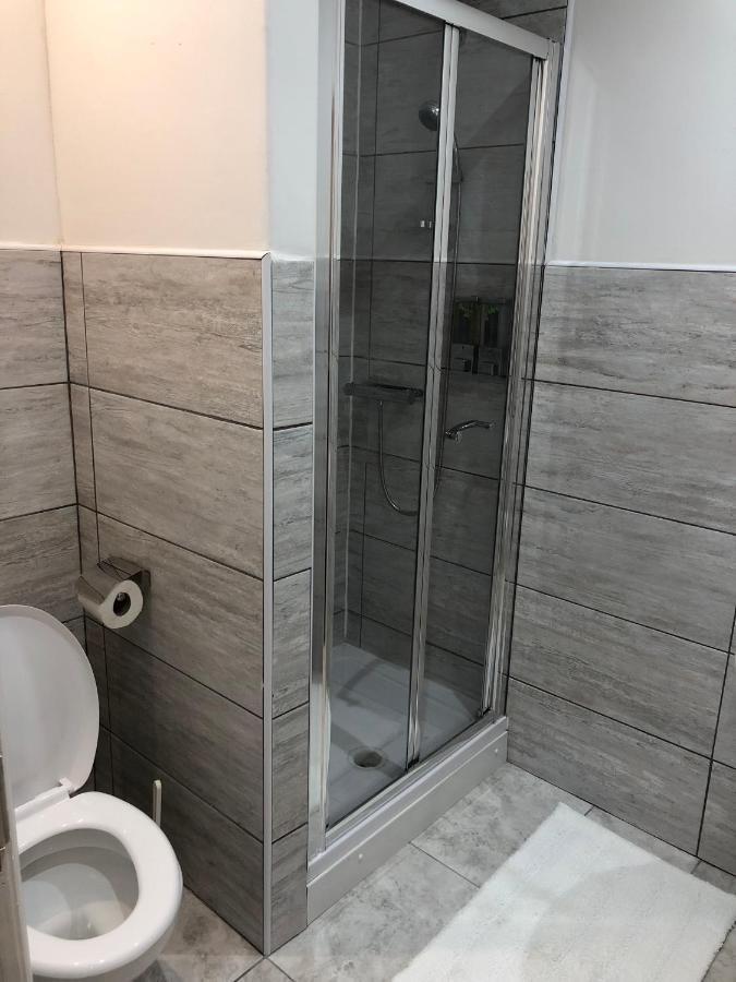 The Broadway Hotel - London Heathrow Southall Extérieur photo